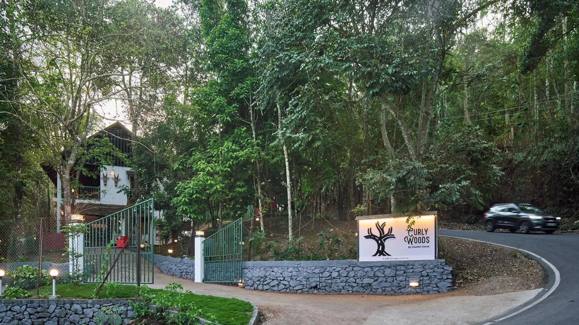 Curly Wood By Cluster Cloud Hotel Thekkady