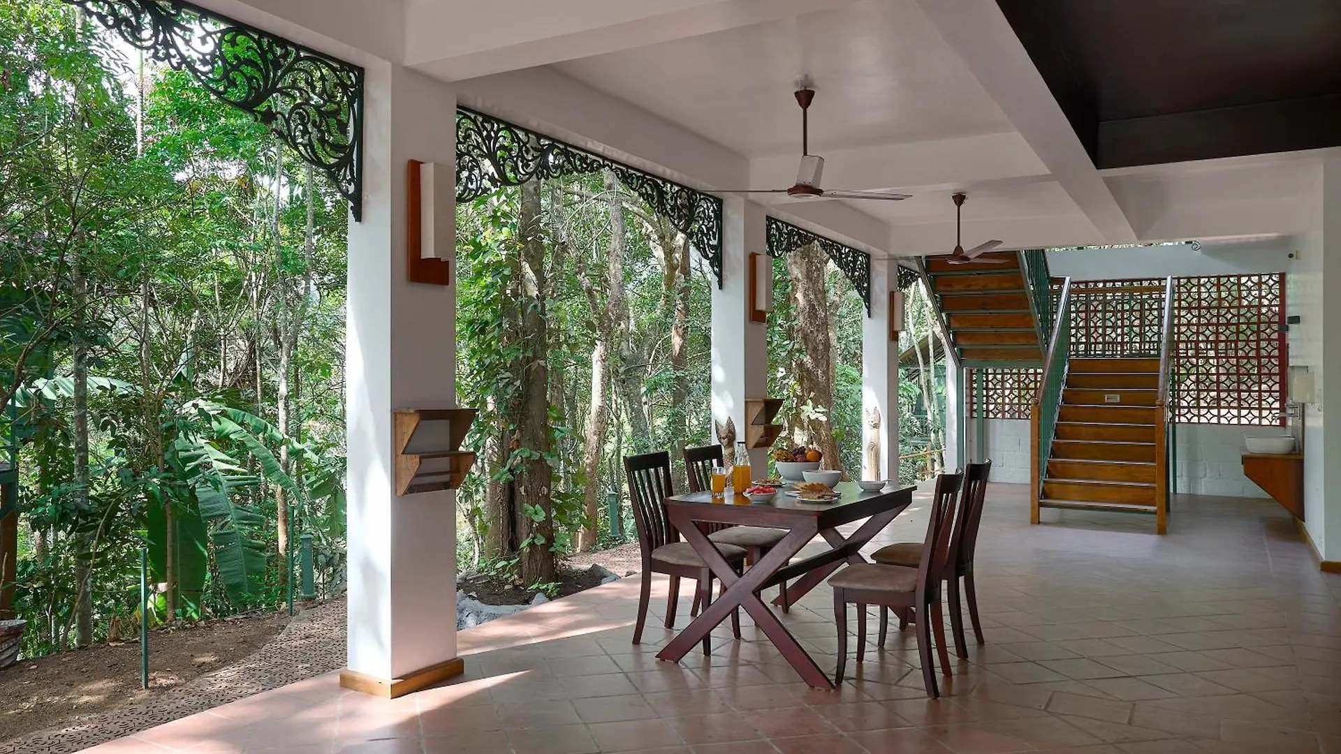 Curly Wood By Cluster Cloud Hotel Thekkady
