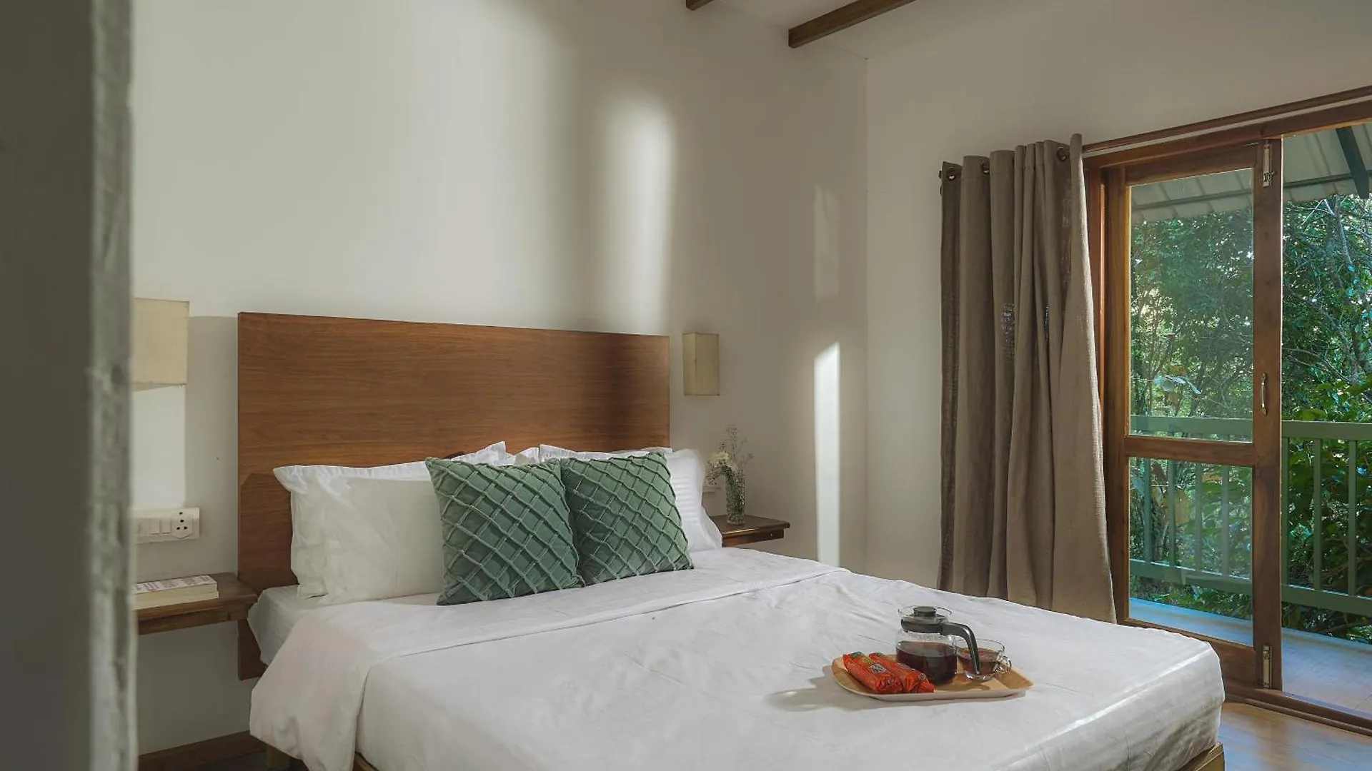 Curly Wood By Cluster Cloud Hotel Thekkady